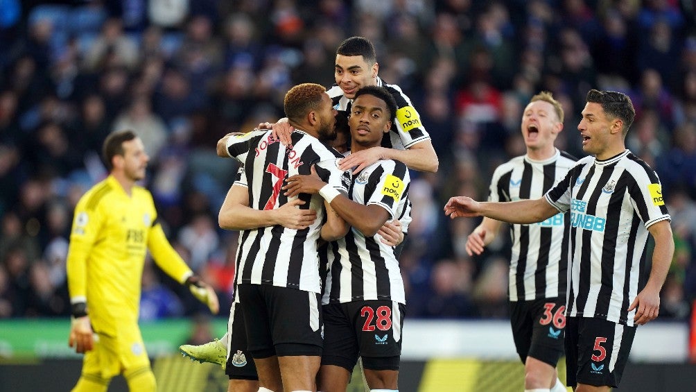 Newcastle golea y es segundo de la Premiere League