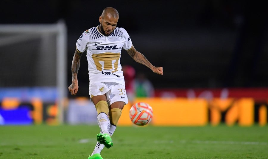 Alves con los Pumas