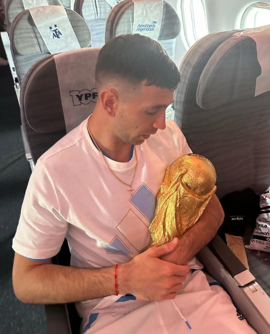 Emiliano Martínez cargando la Copa del Mundo rumbo a Argentina