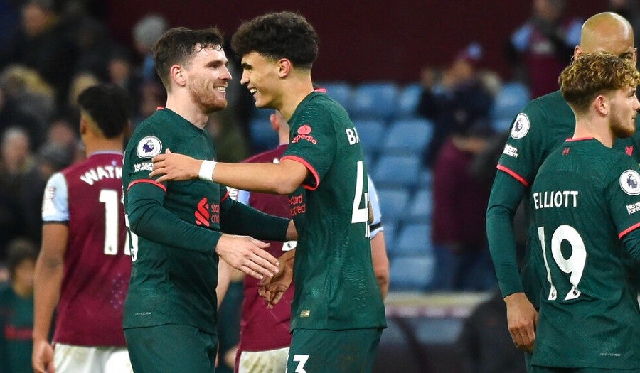 Andrew Robertson y Stefan Bajcetic celebran