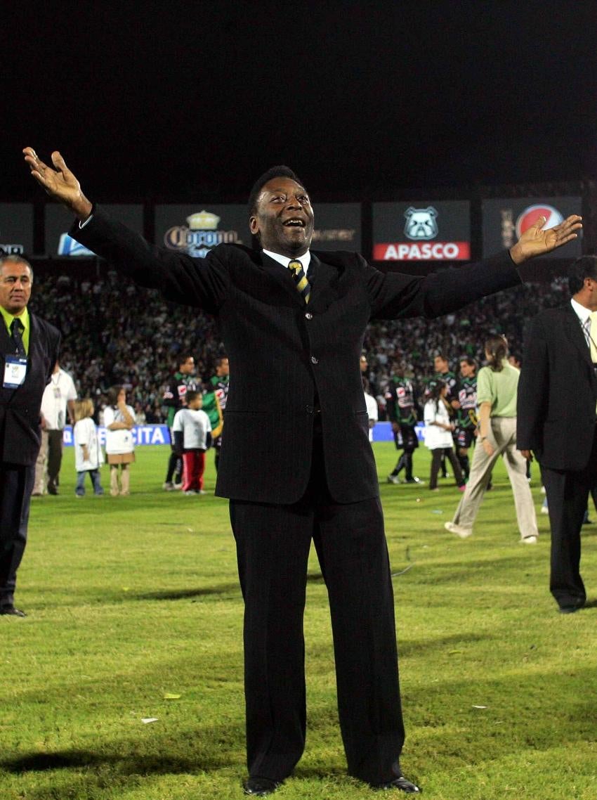 Pelé se encuentra internado por problemas de salud