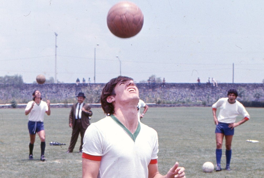 José Alfredo Jiménez jugando futbol