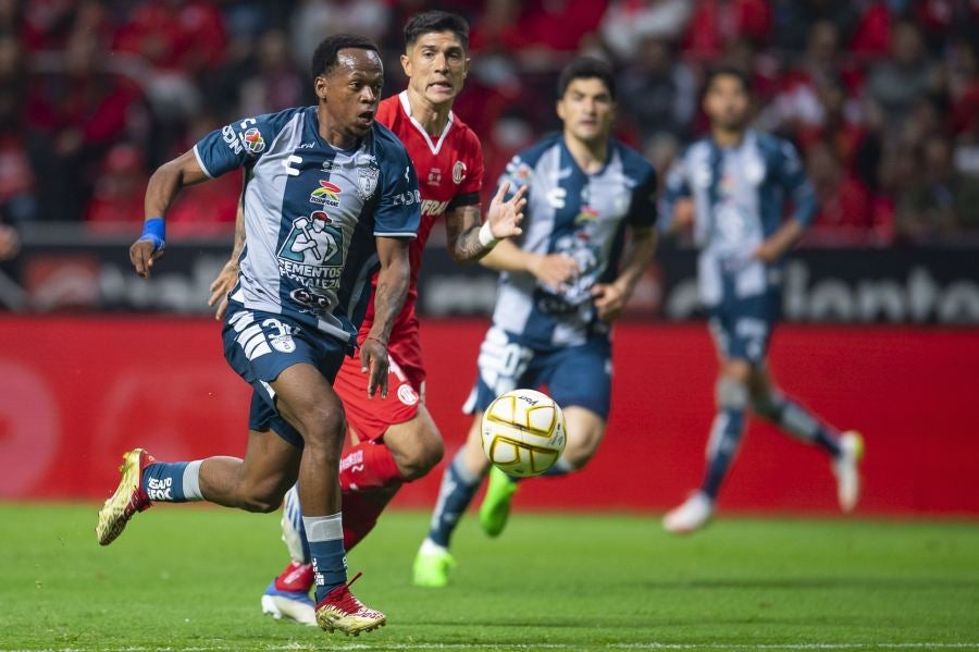 Romario Ibarra en el Estadio Nemesio Diez