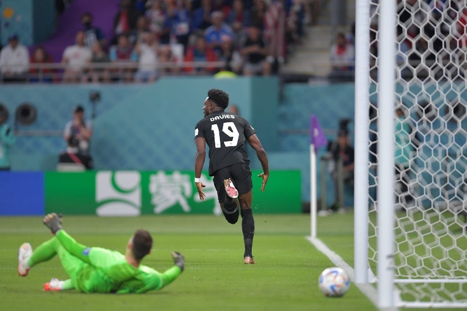 Alphonso Davies celebra el gol 