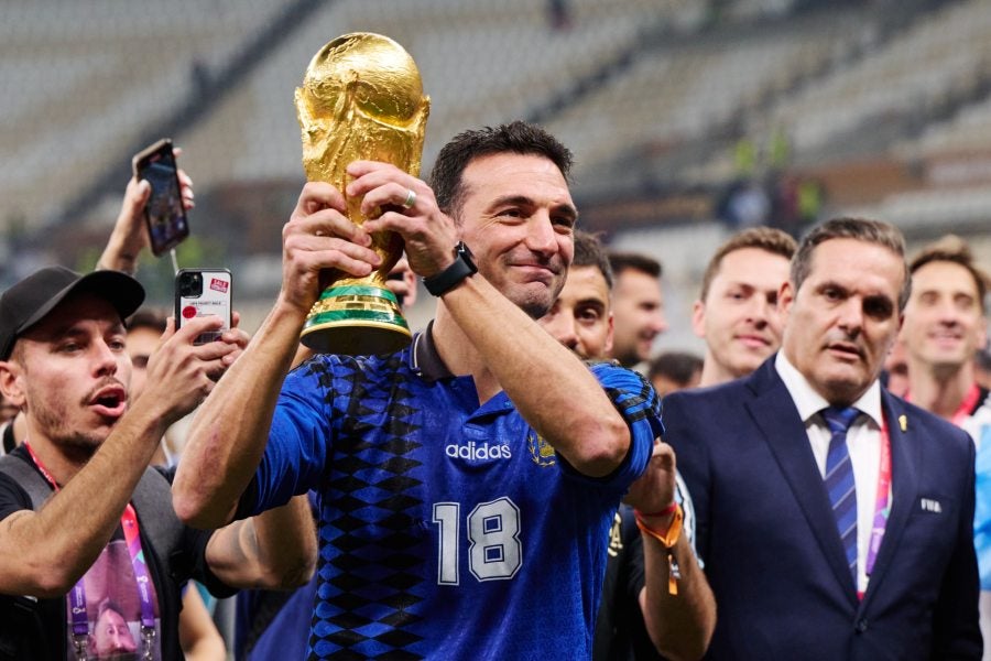 Lionel Scaloni cargando la Copa del Mundo