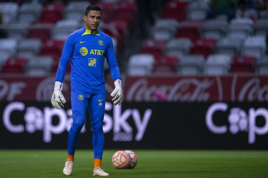 Luis Ángel Malagón en el calentamiento con América