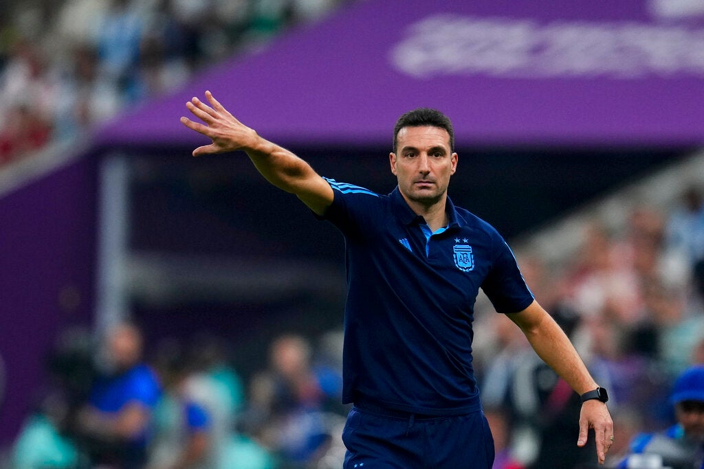 Lionel Scaloni dirigiendo un partido de Argentina 