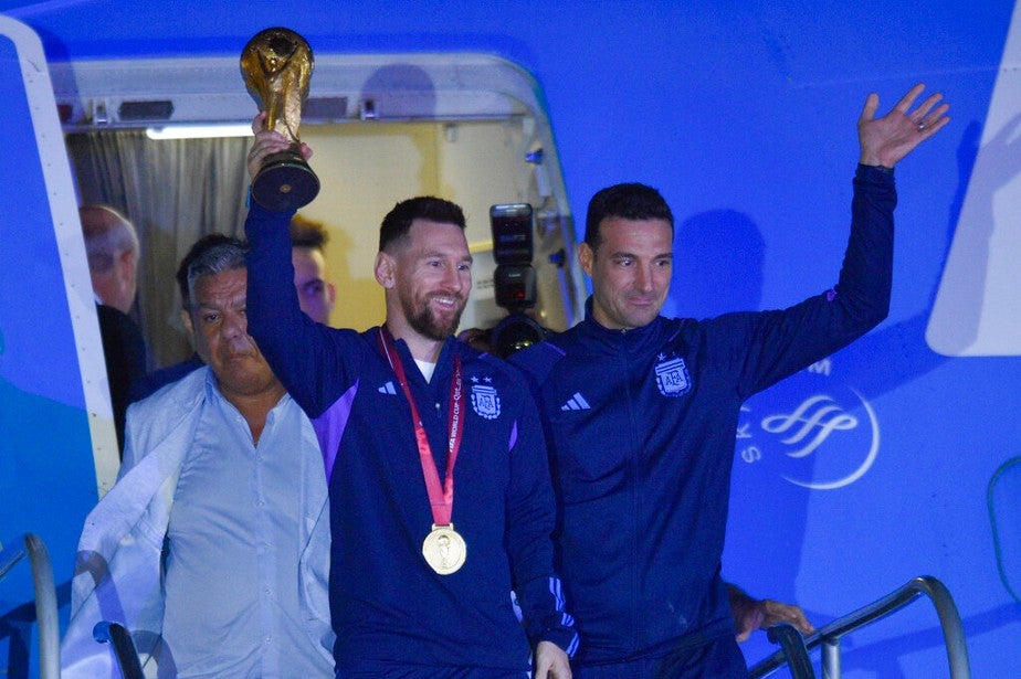 Lionel Scaloni junto a Lionel Messi y la Copa del Mundo