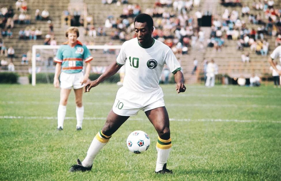 Pele jugando un partido en el Cosmos de Nueva York