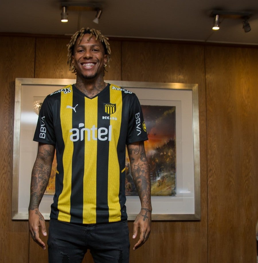 Abel Hernández portando la playera de Peñarol