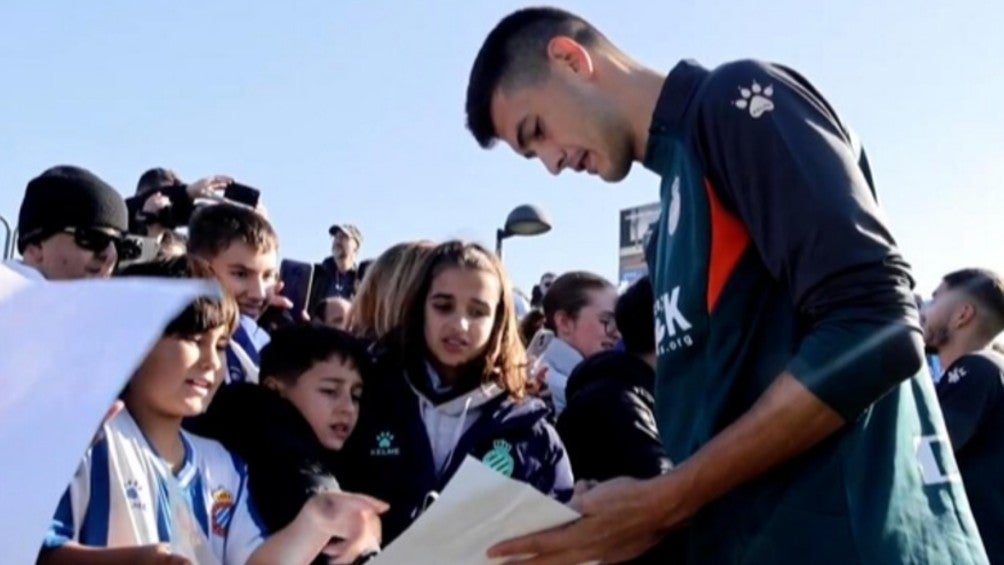 César Montes firmando autógrafos