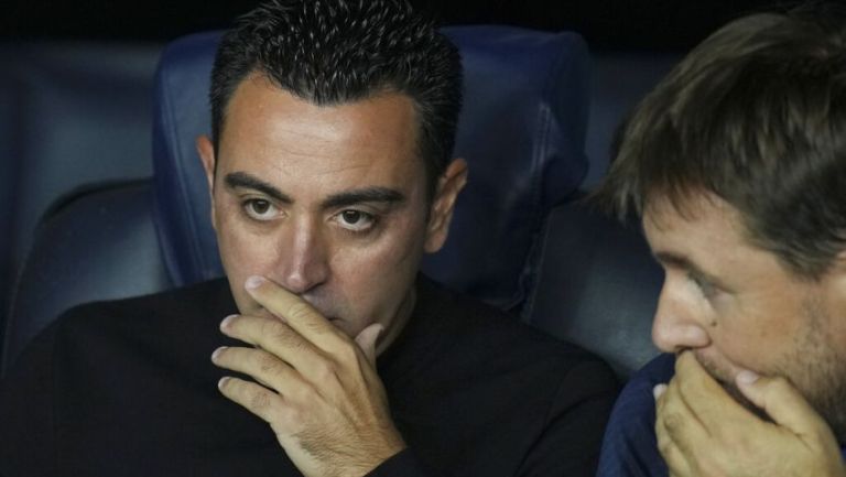 Xavi dirigiendo al Barcelona