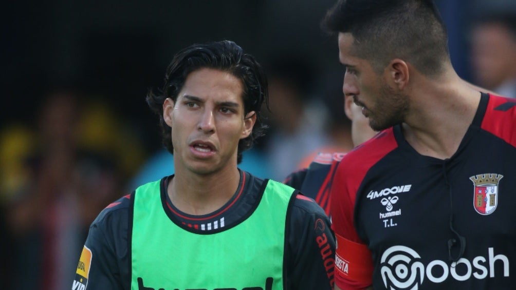 Diego Lainez: Fue banca durante el partido contra Benfica