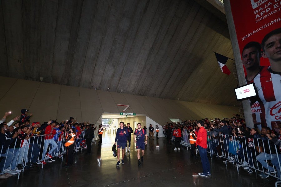 Jugadores de Chivas llegando al Estadio Akron