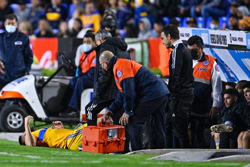 Gignac siendo atendido por golpe en la nuca 