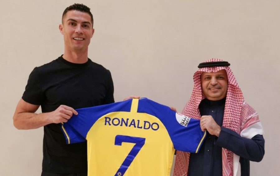 Cristiao Ronaldo mostrando su camiseta de Al Nassr FC