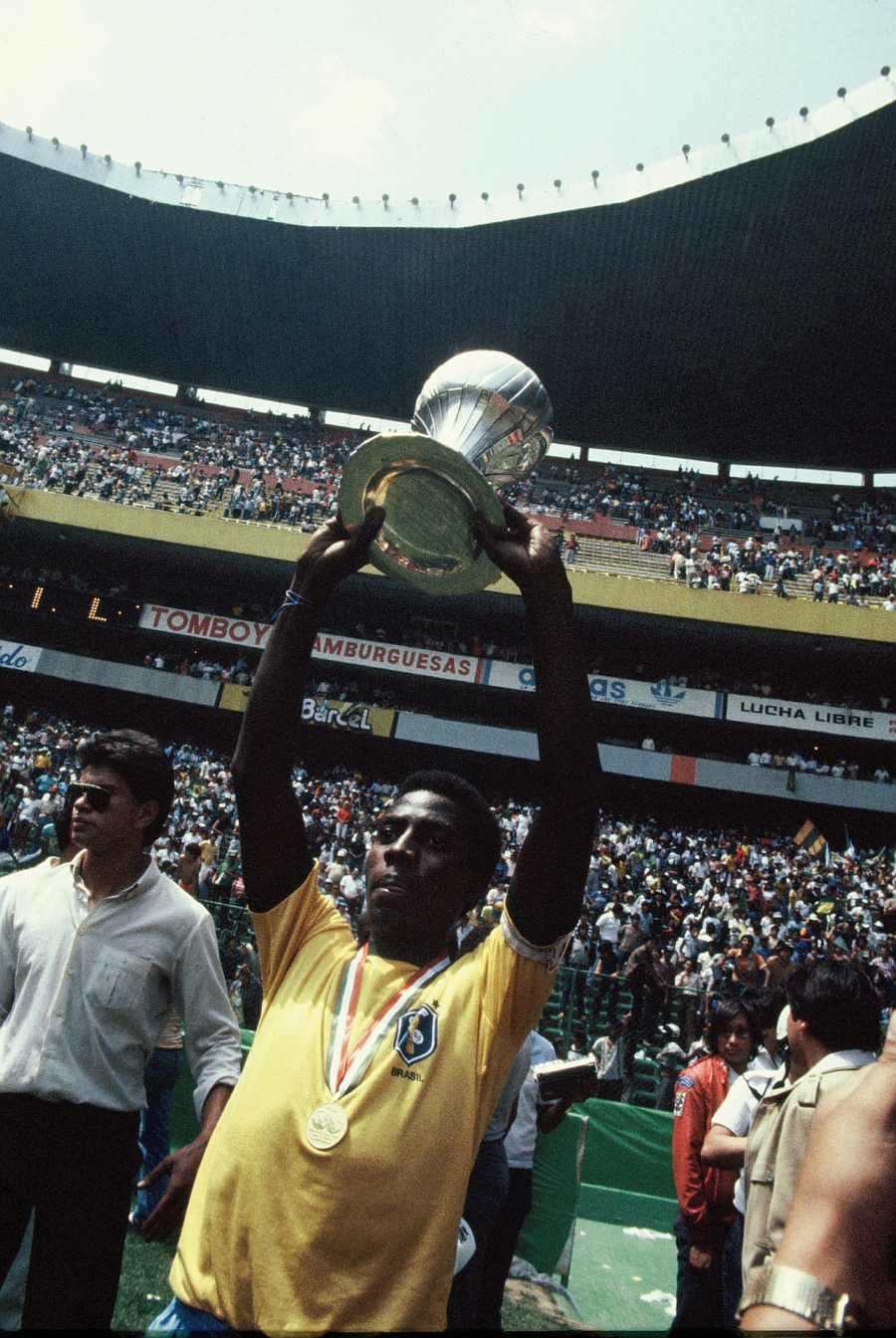 Pelé levantando la Copa del Mundo en el Estadio Azteca