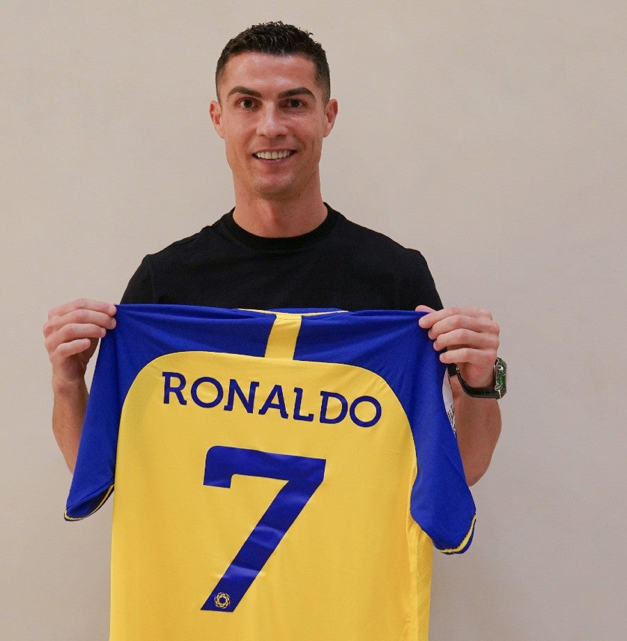 Cristiano Ronaldo mostrando la camiseta de Al Nassr FC