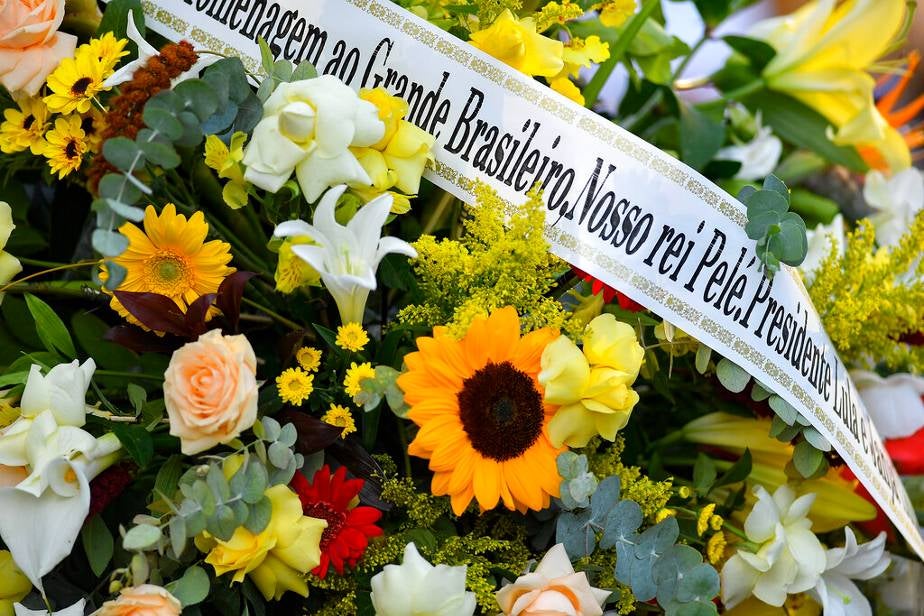 LLenaron a Pelé de flores