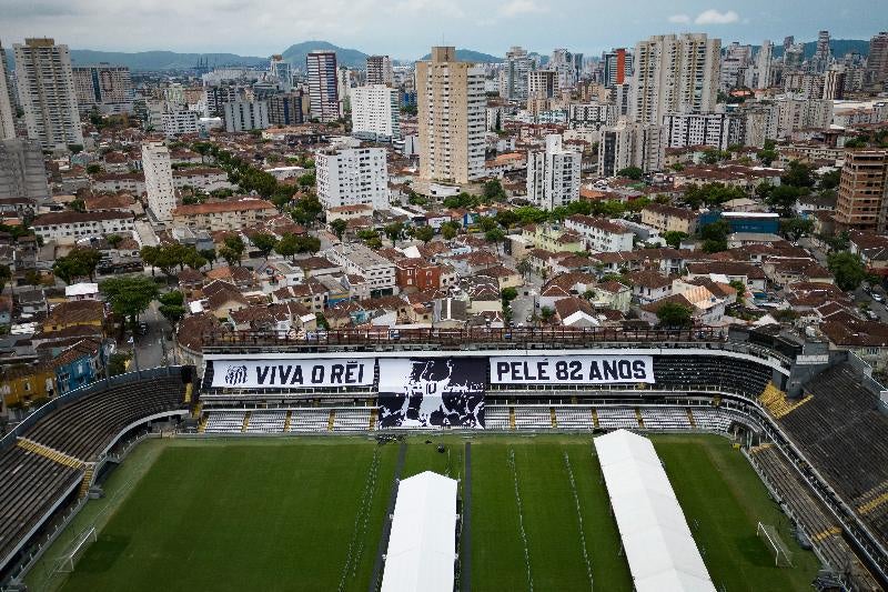 Escenario para funeral de Pelé en el estadio Vila Belmiro