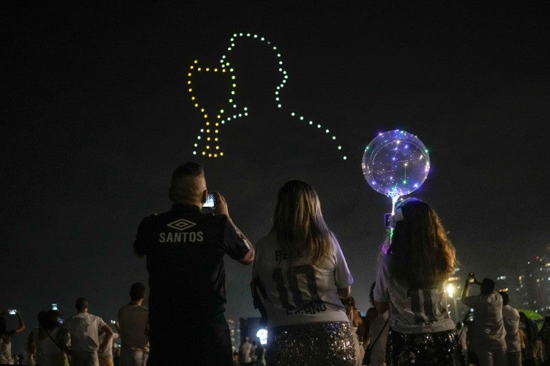 Espectáculo de drones en homenaje a la fallecida estrella del fútbol brasileño Pelé