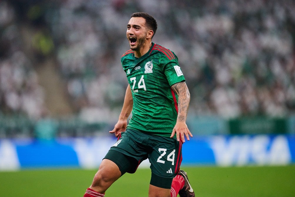 Luis Chávez festeja su gol ante Arabia Saudita