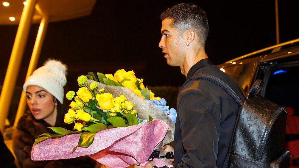 Le regalaron flores a Cristiano Ronaldo