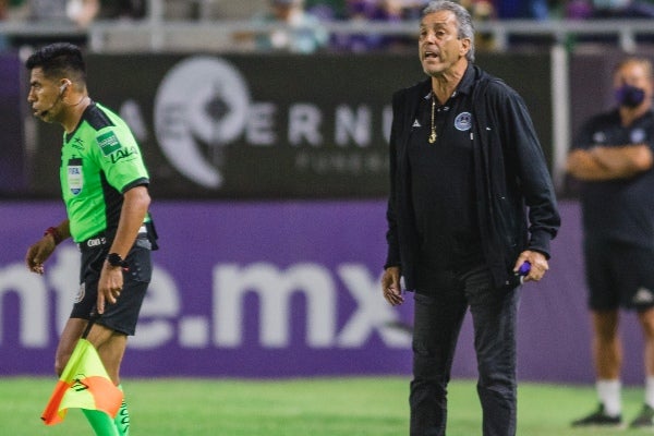 Tomás Boy dirigiendo en la Liga MX