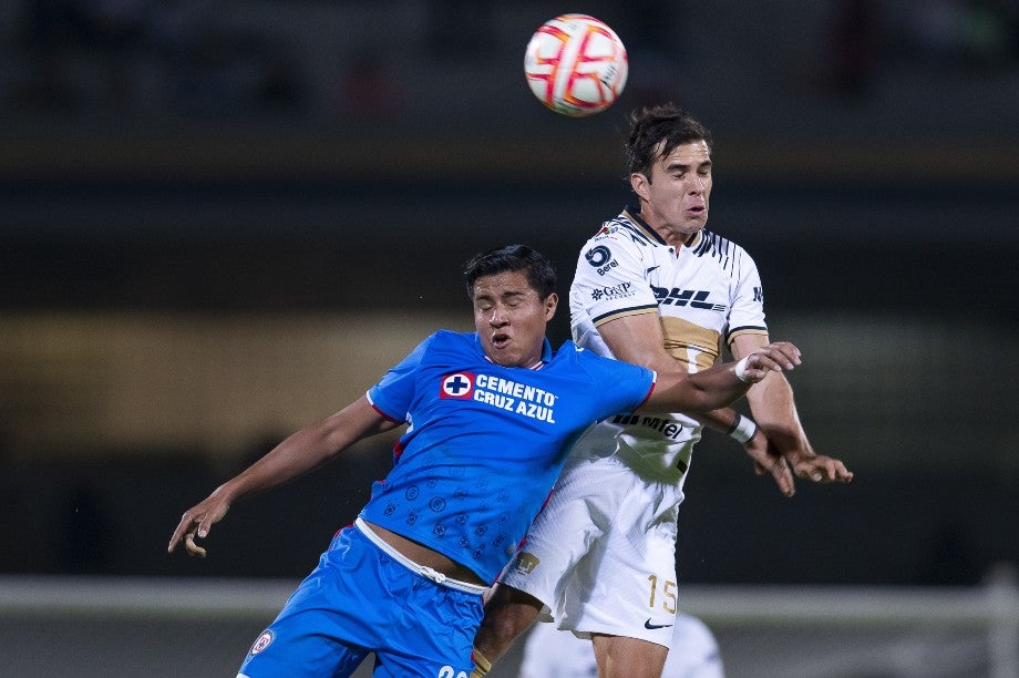 Ulises Rivas disputando un balón