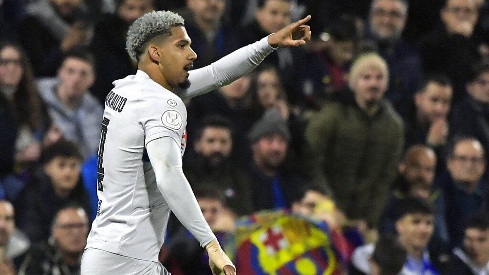 Ronald Araújo celebra el primer gol 