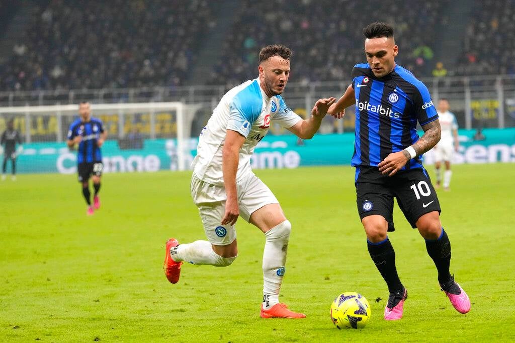 Lautaro Martínez disputa un balón