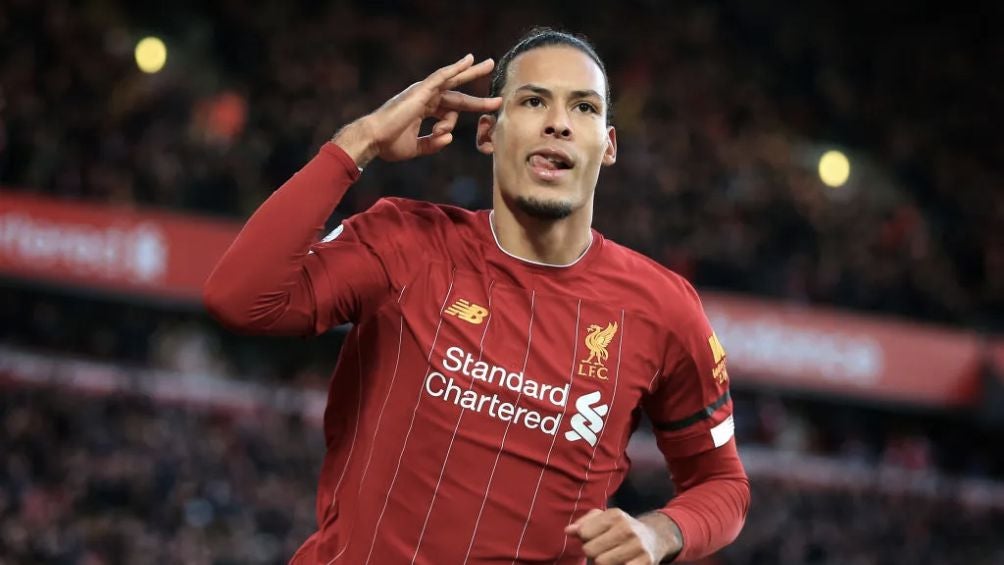 Virgil celebra un gol con el Liverpool