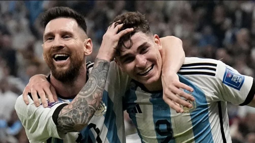Julián Álvarez celebrando con Messi