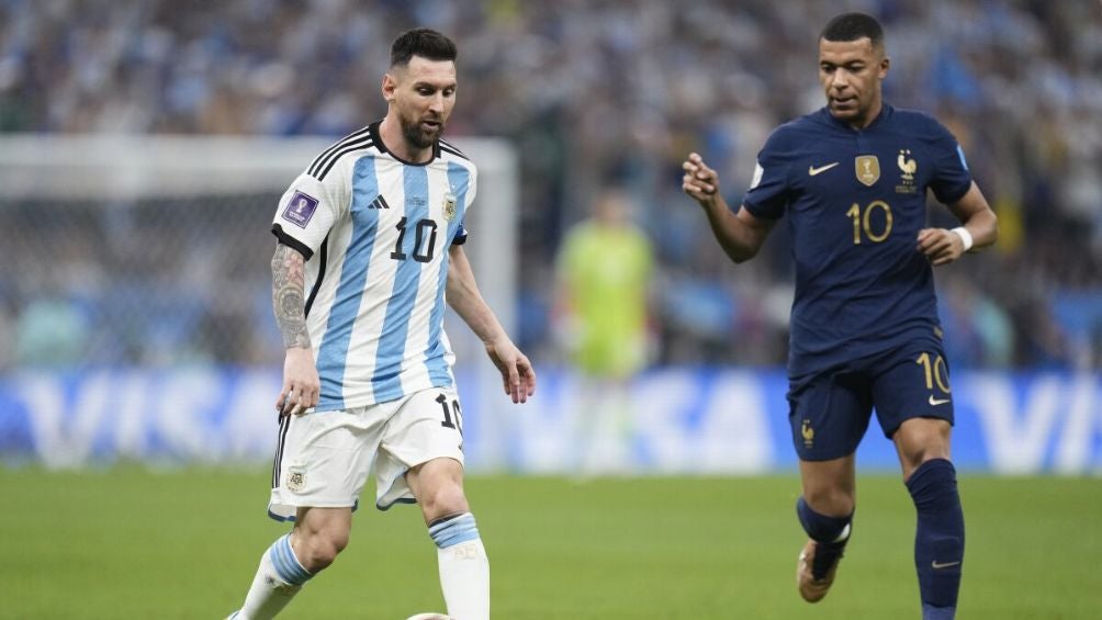 Messi junto a Kylian Mbappé en la final del Mundial