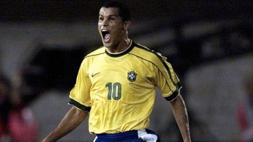 Rivaldo celebra gol con Brasil