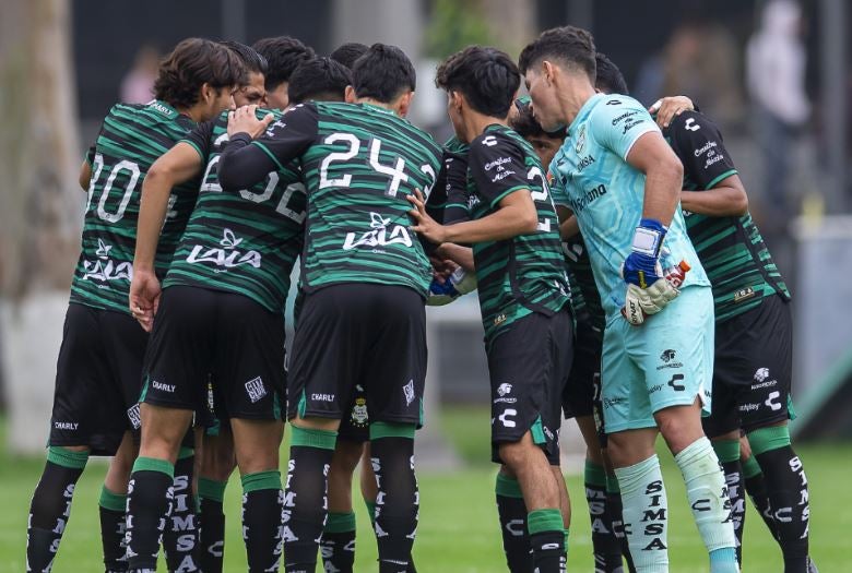 Jugadores de Santos Sub 18 previo a un juego