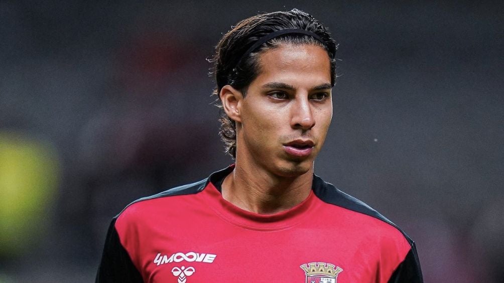 Lainez durante un calentamiento con el Braga