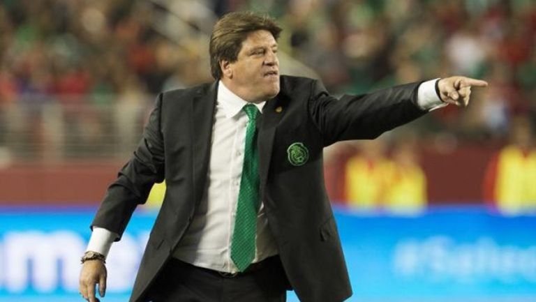 Miguel Herrera en un choque con el Tri