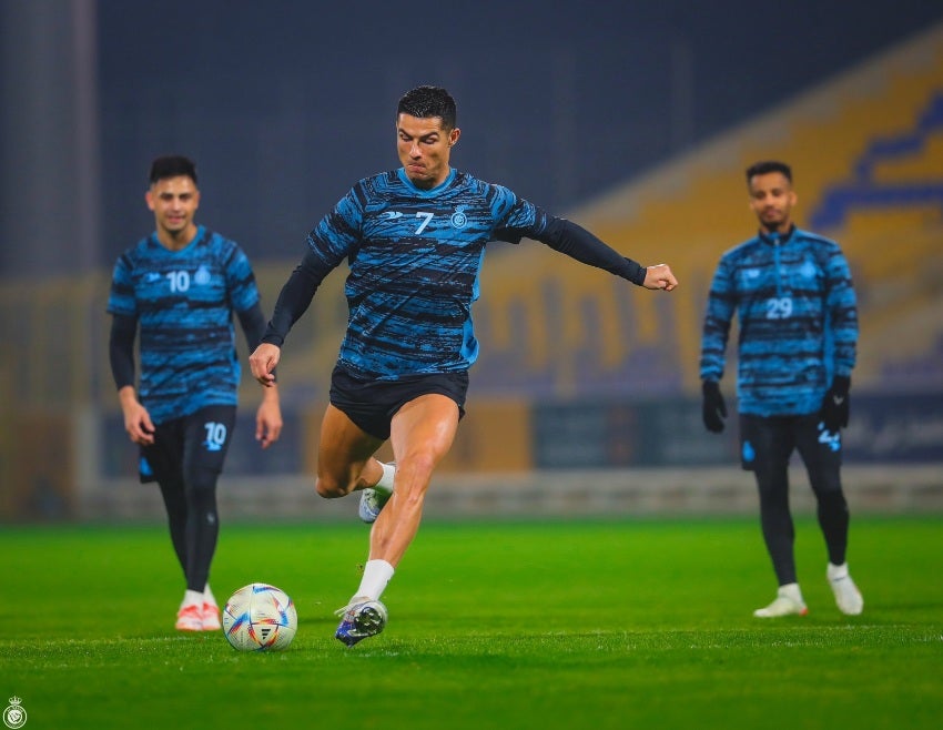 Cristiano Ronaldo en entrenamiento con Al-Nassr