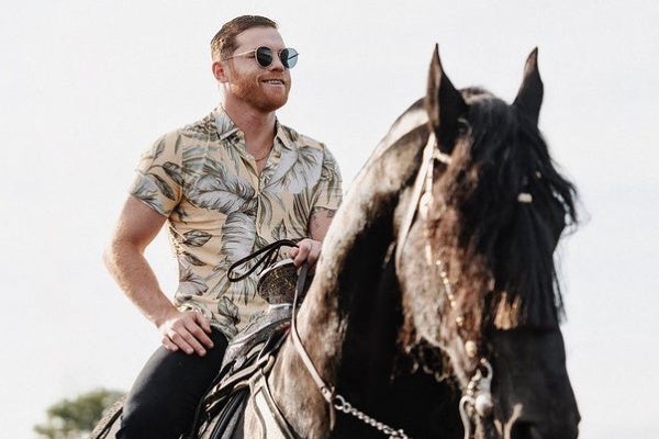 El Canelo Álvarez montando a caballo 