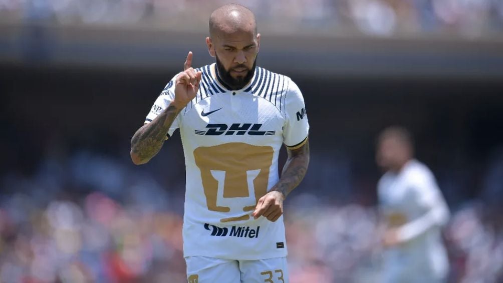 Alves volverá a su posición natural con los Pumas