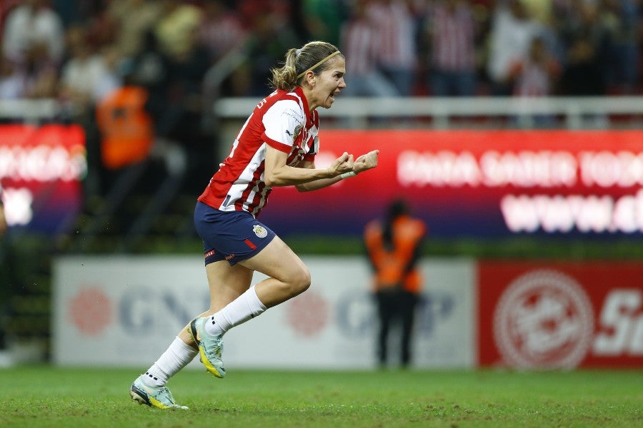 Alicia Cervantes festejando un gol con Chivas