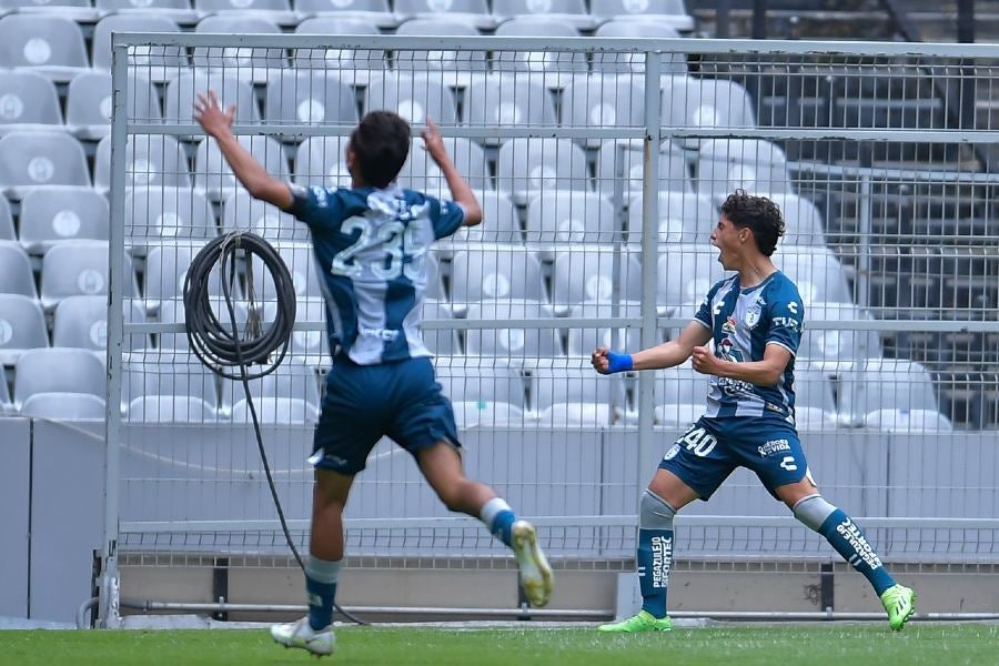 Equipo de la Sub-18 festejando gol 