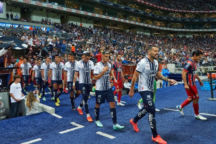 Jugadores saltando al campo de juego