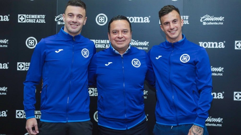 Lotti y Carrera en su presentación con Cruz Azul