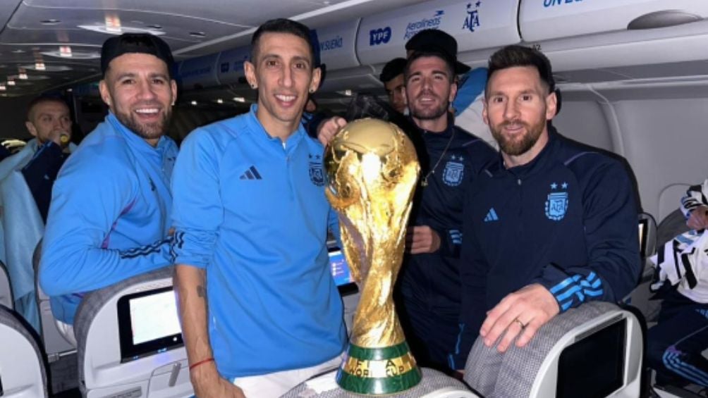 Messi y sus amigos posando con la Copa del Mundo