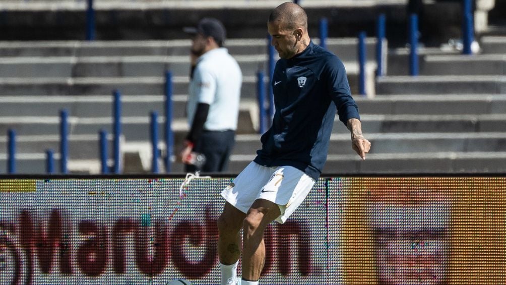 Dani Alves arrancó este encuentro en la banca