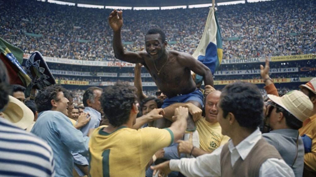 Pelé en la cancha del Estadio Azteca en 1970