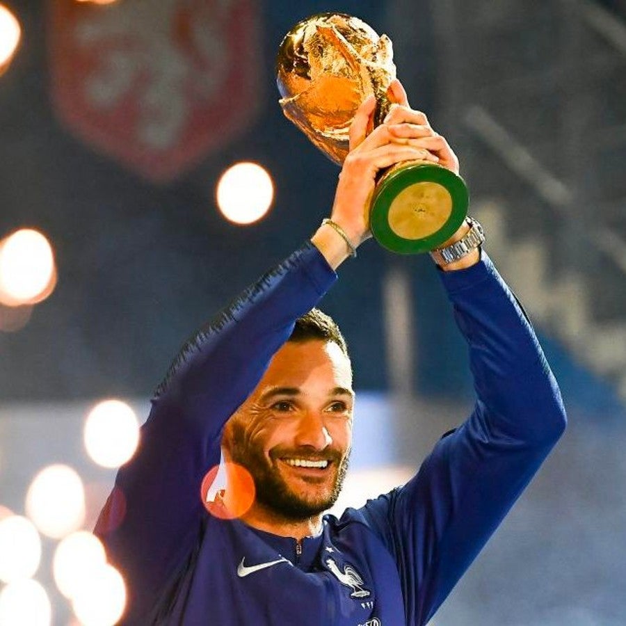 Hugo Lloris cargando la Copa del Mundo