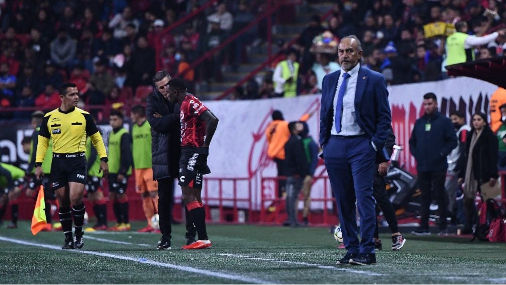 Potro Gutiérrez dirigiendo ante Xolos